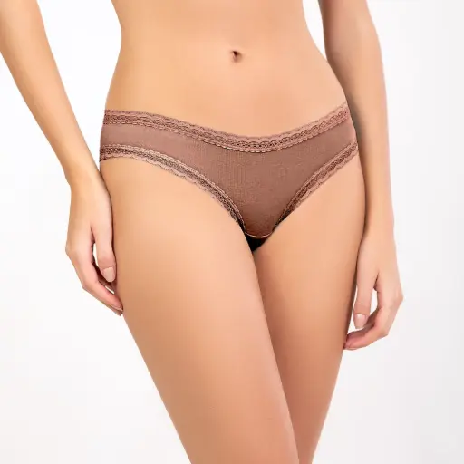 [116] Bikini con blonda en cintura y piernas 